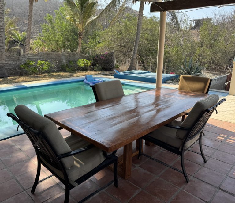Outdoor Dining Poolside